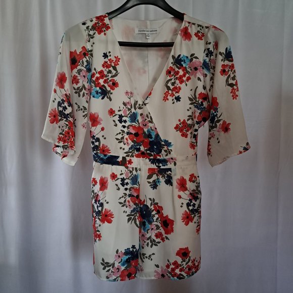 CUPCAKES & CASHMERE Kirei Romper PLAYSUIT Size 4 floral SILKY SOFT PREPPY BEACH - Picture 5 of 13